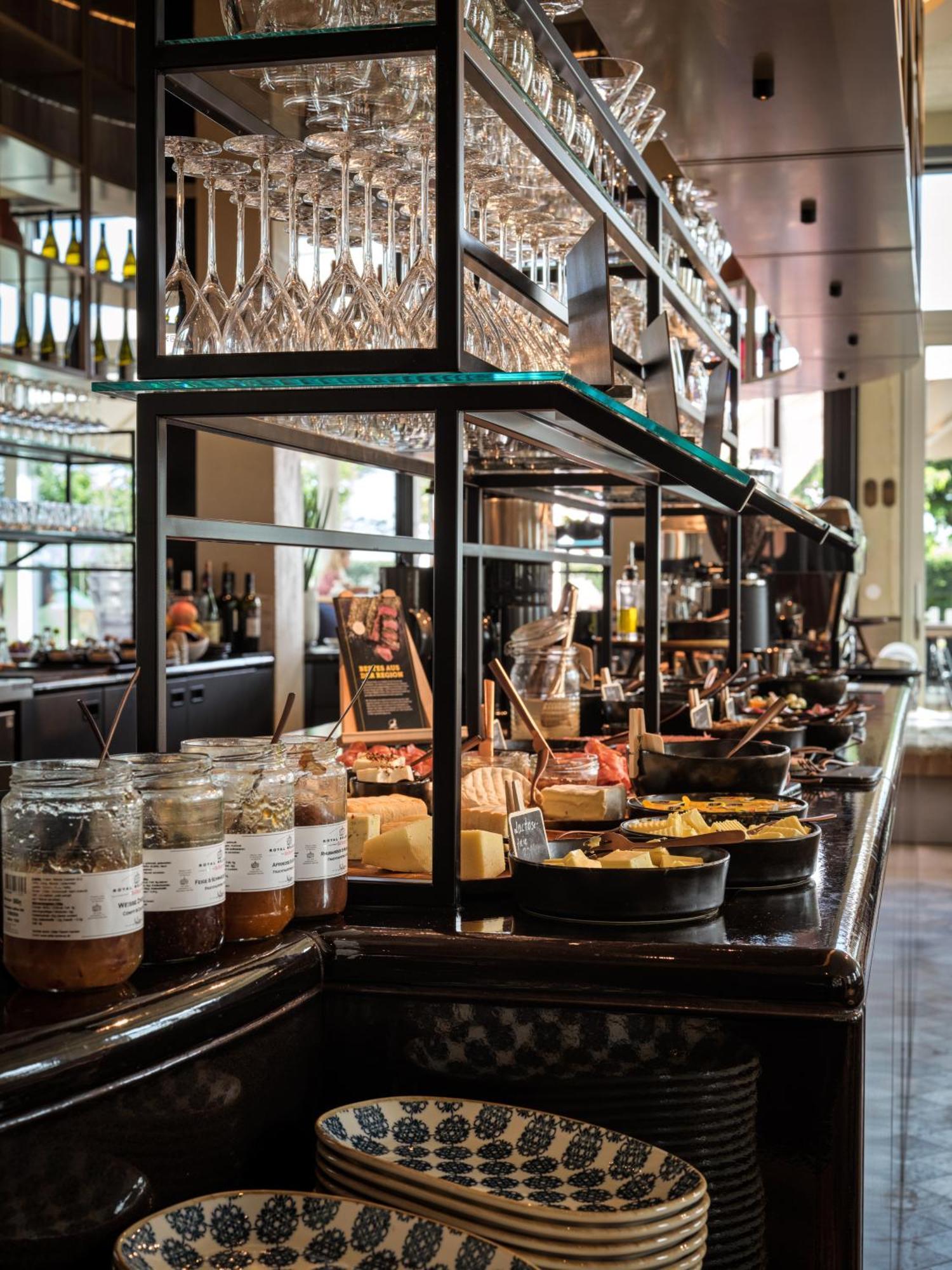 The Breeze Aparthotel Heringsdorf  Exterior foto A cheese counter at a restaurant