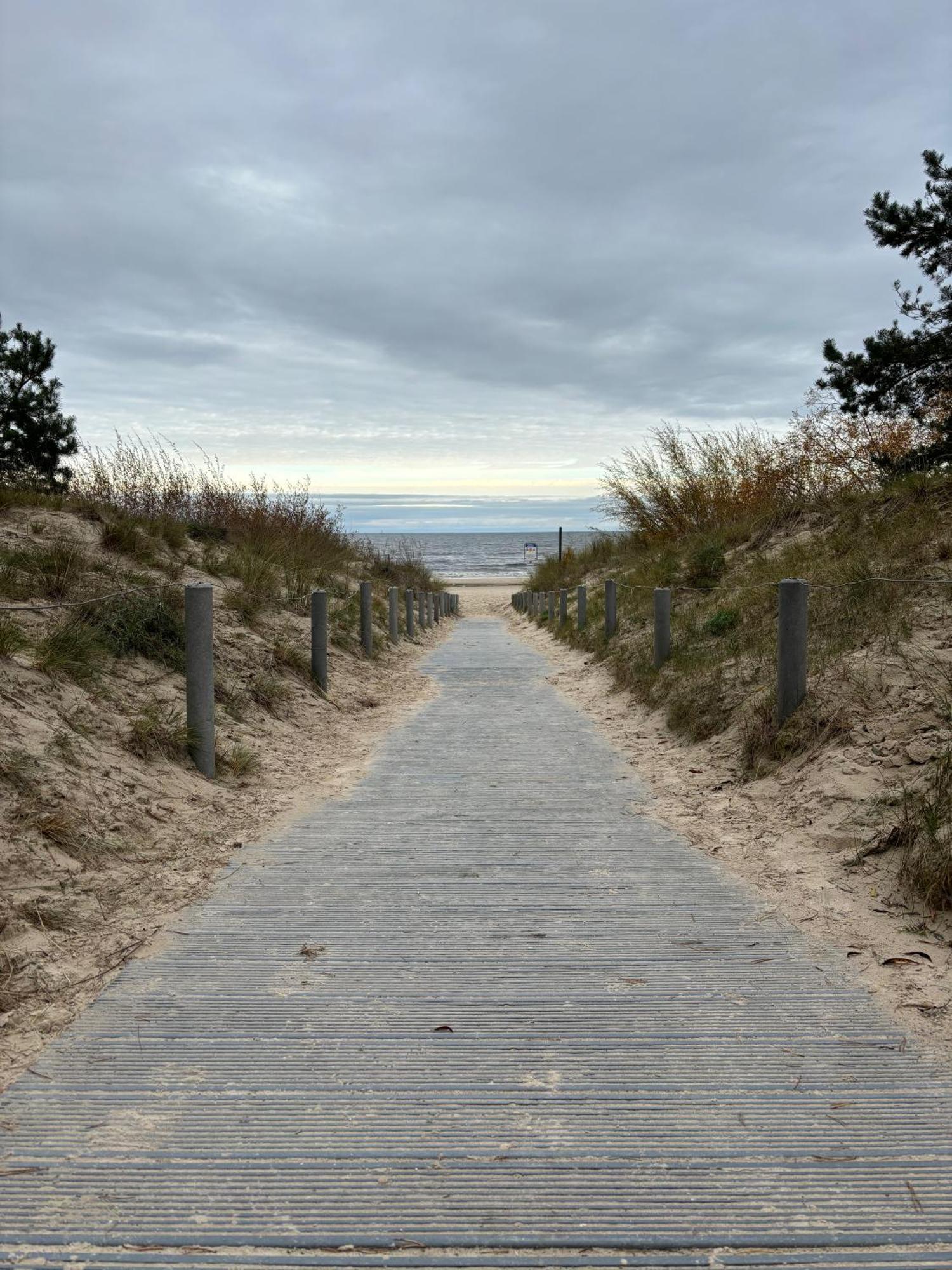 The Breeze Aparthotel Heringsdorf  Exterior foto The boardwalk at the beach